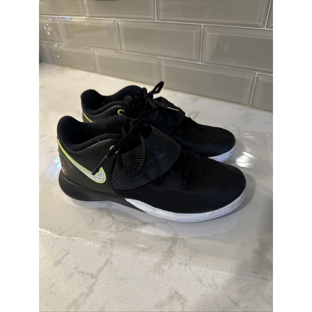 Nike Kyrie Flytrap 3 Basketball Shoes Youth Sz 2.5YBlack White Athletic Trainers